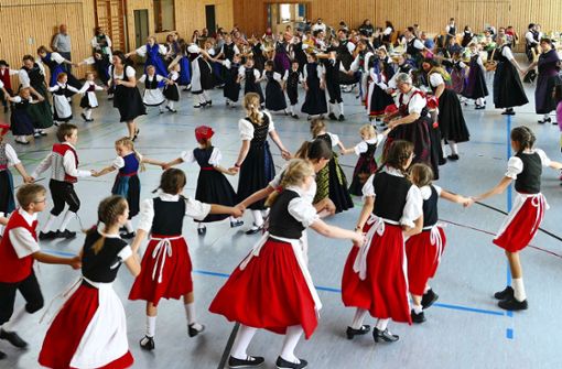 120 Kinder und Jugendliche trafen sich beim Kindertanzfest des Trachtengau Schwarzwald in der Schönbronner Halle. Foto: Sabine Stadler