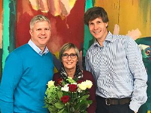 Christoph Binder und Matthias Meyner gratulieren Ursula Lange zu ihrem 20-jährigen Jubiläum in der Schwarzwaldaugenklinik.  Foto: Klinik Foto: Schwarzwälder-Bote