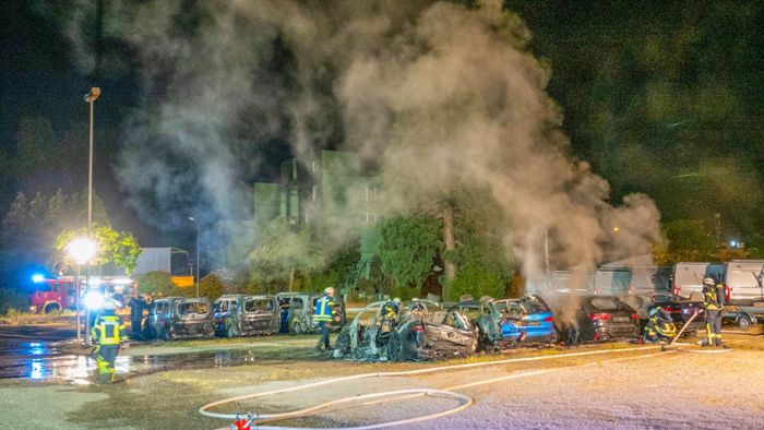 Doppelte Brandstiftung in Achern?: Luxuswagen gehen in Flammen auf — Millionenschaden bei Autohaus