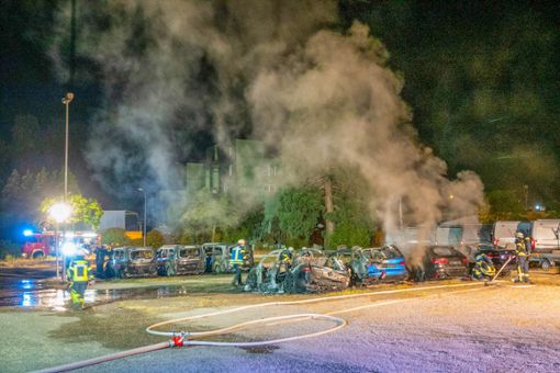 Nur noch Gerippe ließen die Flammen übrig: Auf dem Hof eines Acherner Autohauses war wohl ein Brandstifter zugange. Foto: Christina Häußler/Einsatz-Report 24