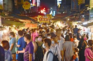 Einkaufsbummel in der Hauptstadt Taipeh:  Taiwan ist mittlerweile ein moderner Industriestaat und  im asiatischen Vergleich ein reiches Land. Foto: imago//Shih Hsun Chao