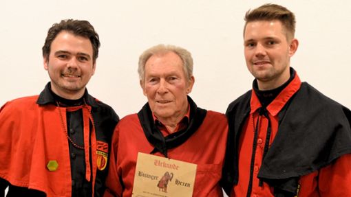 Zum Ehrenmitglied ernannt wurde Eduard Diebold (Mitte). Oberhexe Marcel Sauter (rechts) und Vize Kai Weisshapp gratulieren. Foto: Wahl