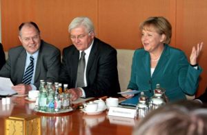 2009 saßen sie noch an einem Koalitionstisch: Die SPD-Politiker Peer Steinbrück (links) und Frank-Walter Steinmeier sowie CDU-Kanzlerin Angela Merkel. Foto: dpa