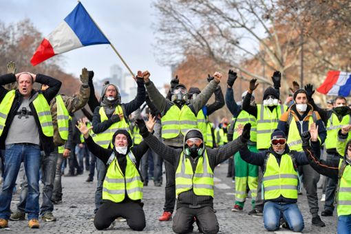 Weitaus weniger Gelbwesten als hier auf dem Foto in Paris demonstrierten am Samstag in Villingen. (Symbolfoto) Foto: dpa