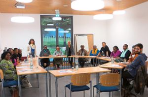 Die elf afrikanischen Wissenschaftlerinnen aus Namibia, Tansania, Ruanda und Südafrika im englischsprachigen Gespräch mit den deutschen Kolleginnen der Dualen Hochschule (stehend von links): Wendy Fehlner, Anja Teubert und Karin Sauer). Foto: Sauer