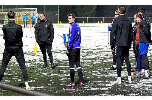 Der Lahrer Trainer Domenico Bologna (Zweiter von links) und seine Spieler haben am Freitag mit der Vorbereitung auf die Rückrunde begonnen. Foto: Wendling