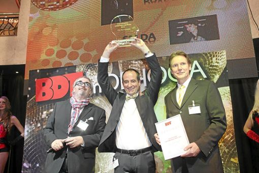 Lohn für den großen Einsatz: Dirk Bamberger  (Mitte) hält den Diskotheken-Unternehmerpreis in den Händen. Die höchste Auszeichnung der Branche wurde ihm 2013 überreicht. Foto: Privat