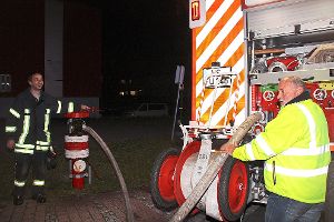 Christian Dilger (links) und Ottmar Herrmann von der  Feuerwehrabteilung  Furtwangen füllen das Tanklöschfahrzeug am Hydranten beim Rettungszentrum für die nächste Wasserlieferung auf. Foto: Larzhal Foto: Schwarzwälder-Bote