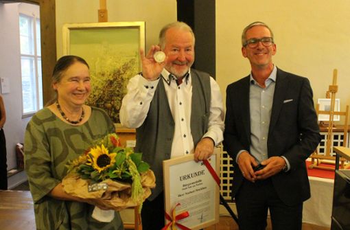 Bürgermeister Jens Keucher (rechts) verleiht Norbert Stockhus die Bürgermedaille der Stadt Sulz. Blumen gibt es für Waltraud Stockhus. Foto: Steinmetz