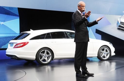 Dieter Zetsche bleibt voraussichtlich länger Daimler-Chef als bislang spekuliert. Der Aufsichtsrat werde den Vertrag des 59-Jährigen im Februar gleich um fünf weitere Jahre verlängern, berichtete das Nachrichtenmagazin „Der Spiegel“. Foto: dpa
