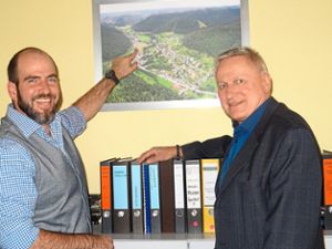 Sascha Dengler (links) erläutert Thomas Blenke seine Pläne für Enzklösterle. Foto: Büro Blenke Foto: Schwarzwälder Bote