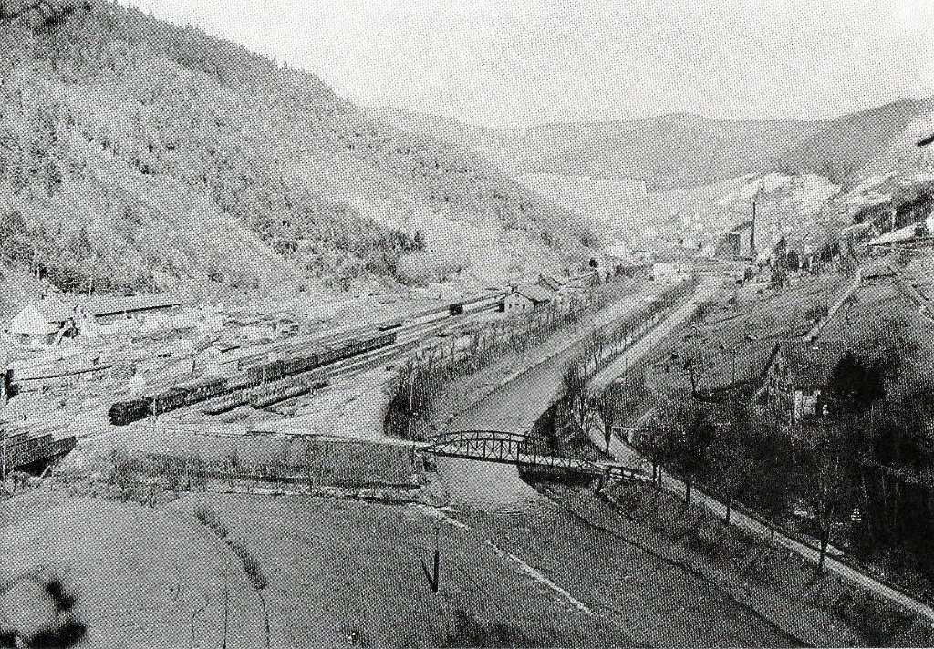 Das Schiltacher Bahngelände im Jahr 1935: Für den Bahnhofs-Bau wurde die am linken Berghang fließende Kinzig in einen tiefen, geraden Kanal verlegt.  Foto: Harter Foto: Schwarzwälder-Bote