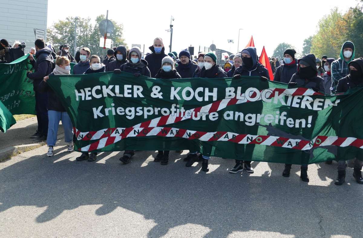 Die Demonstranten starten einen spontanen Marsch vom Lindenhof in Richtung Stadt.