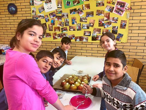 Viel Spaß machte den Kindern aus der Vorbereitungsklasse die Weihnachtsbäckerei.  Foto: Theodor-Gerhardt-Schule Foto: Schwarzwälder-Bote
