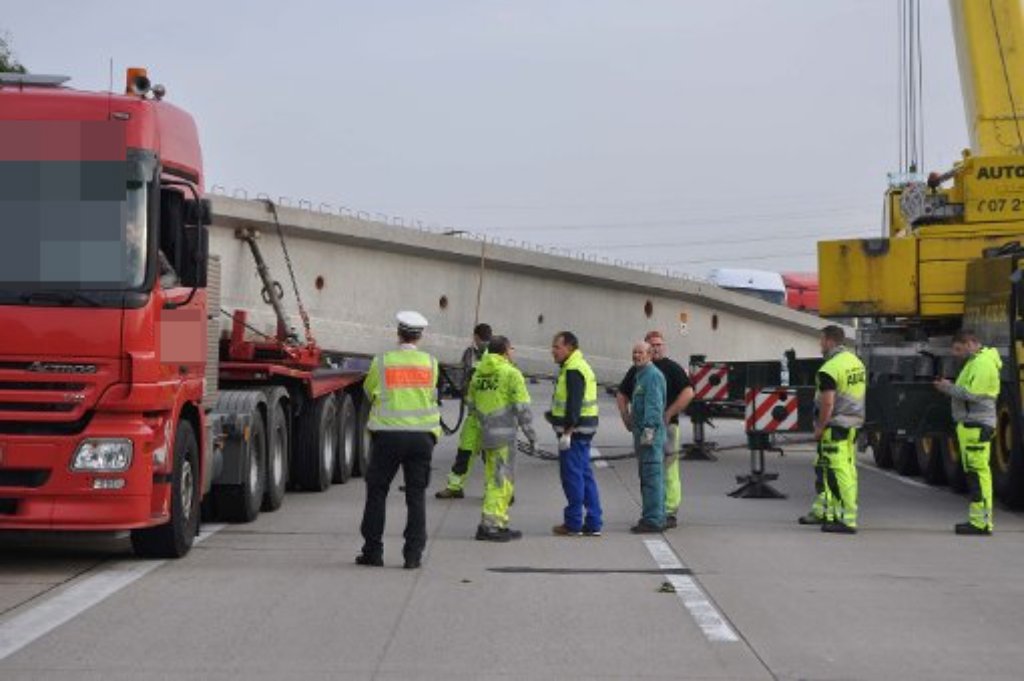 Ein Schwertransporter hat am Dienstagmorgen seine gewaltige Ladung verloren: Zwei jeweils 30 Tonnen schwere Betonpfeiler.