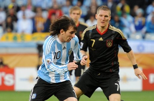Im Viertelfinale der WM 2010 hatten sie das letzte Mal miteinder zu tun: Bastian Schweinsteiger (rechts) und Lionel Messi. Deutschalnd gewann die Partie damals mit 4:0. Gegen dieses Erfebnis hätten die deutschen Fans am Sonntag sicher nichts einzuwenden. Foto: dpa