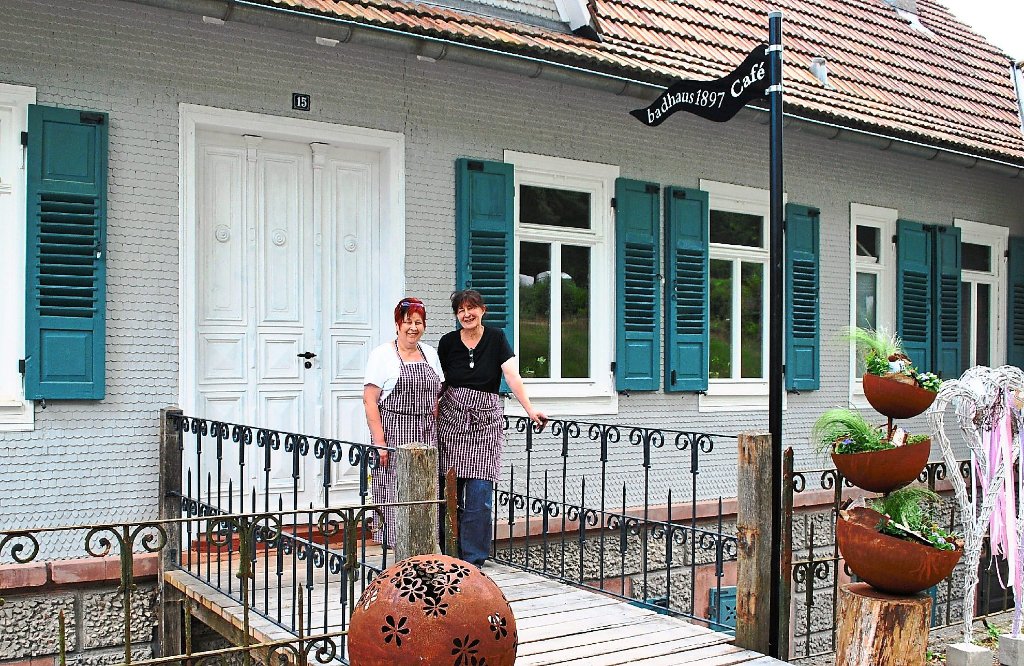 Vor dem Café Badhaus 1897 in Bad Liebenzell heißen Andrea Stanger, Leiterin des Backteams, (links) und Geschäftsführerin Susanne Haessler ihre Gäste  willkommen.  Foto: Fisel