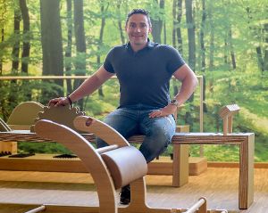 Die Geräte von Five-Konzept sind aus Holz gefertigt, ein Wohlfühlelemt, das zum Thema Entspannung passt, sagt Inhaber und Geschäftsführer Wolf Harwath. Foto: Eich