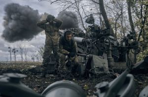 Zwei ukrainische Soldaten an der Front in Donezk. Foto: dpa/Libkos
