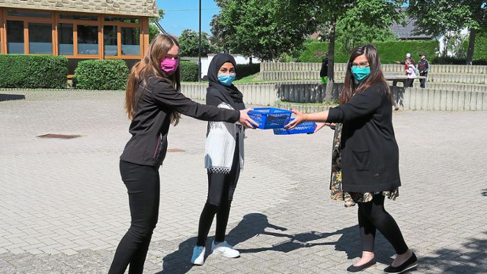 Schülerinnen nähen Masken für Geflüchtete