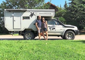 Am Mittwoch starten Tanja und Armin Vogelsang mit ihrem Pick-Up von Fischbach aus zu einer zweijährigen Weltreise.  Foto: Bantle Foto: Schwarzwälder Bote