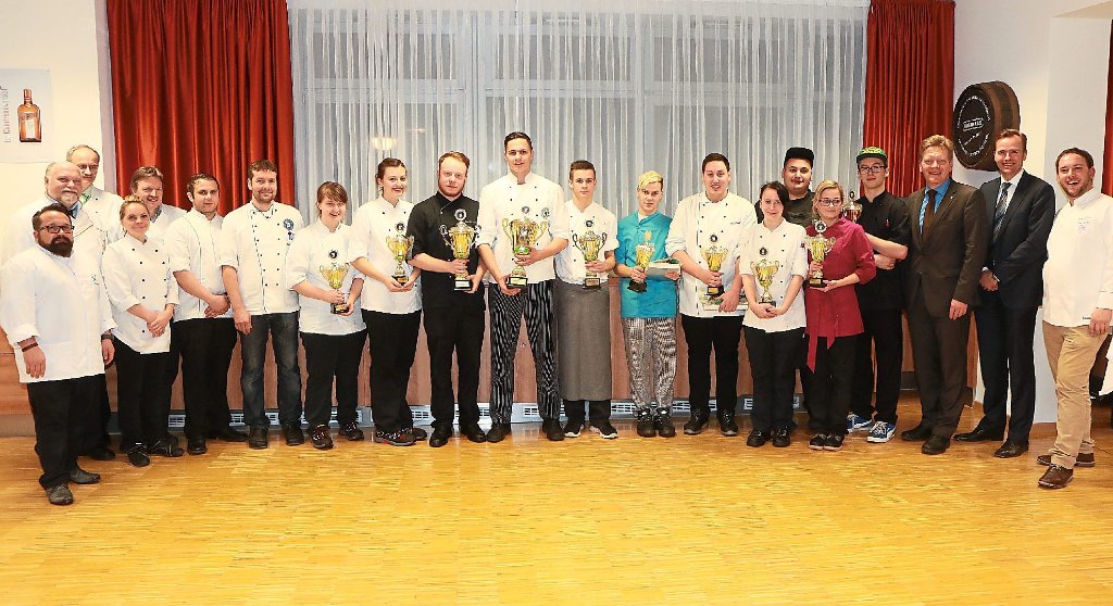 Am Schluss des Kochwettbewerbs um den Girrbach-Pokal gab es nur strahlende Gesichter.  Foto: Kraushaar Foto: Schwarzwälder-Bote