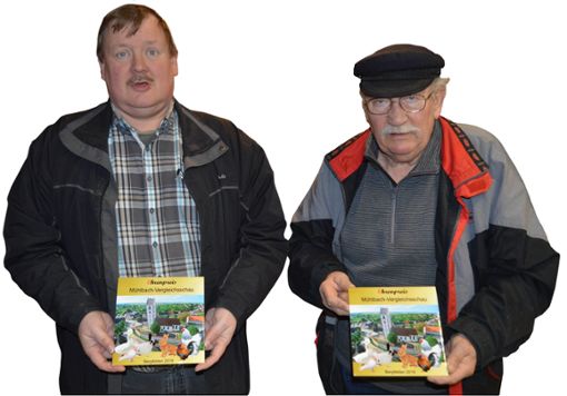 Wolfgang Wenzlawski (links) und Horst Hoppe  vom Kleintierzuchtverein Mühlbachtal sind stolz auf die Ergebnisse der Schau.  Foto: ah Foto: Schwarzwälder Bote