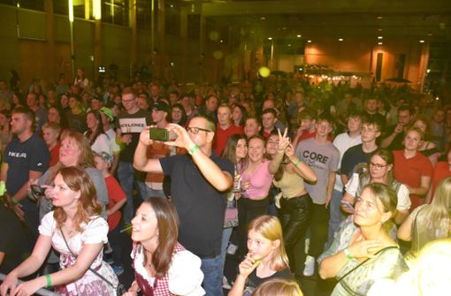Das Publikum in der Täleseehalle lauscht ganz hingerissen der österreichischen Band Die Draufgänger Foto: Baiker