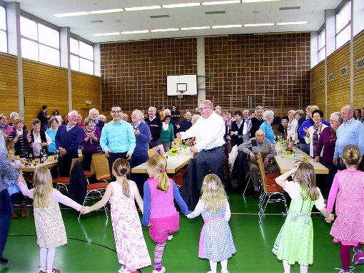 Gut unterhalten werden die  Heiligenzimmerner Senioren bei den Aufführungen der Kinder des Sportvereins.   Foto: May Foto: Schwarzwälder-Bote