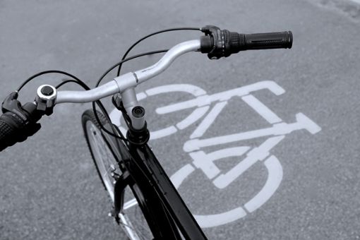 Fahrradschutzstreifen sollen eine kostengünstige Alternative zu Radwegen sein. (Symbolbild) Foto: Pixabay / Hebi B.