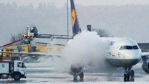 Schnee wirkt sich auf Schienen- und Flugverkehr aus