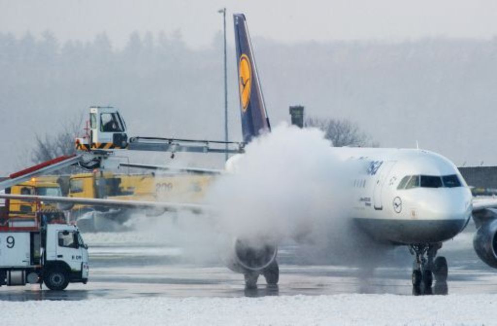 Am Montag mussten mehrere Maschinen am Flughafen Stuttgart vom Schnee befreit werden. Foto: dpa/Symbolbild