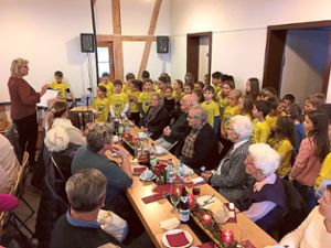 Die Schüler aus Schörzingen unterhalten die Ratshauser  Senioren in der Pfarrscheuer.   Foto: Wagner Foto: Schwarzwälder-Bote