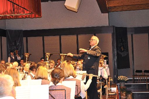 In seinem Element: Joachim Riester dirigiert 75 Musiker der Stadtkapelle beim Doppelkonzert in der Festhalle.   Foto: Steitz