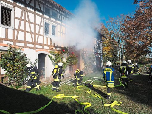 Die Pfarrscheuer brennt – die Feuerwehr löscht. Übung gelungen. Foto: Schwarzwälder Bote