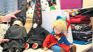 Bettina Pflumm schneidert Kostüme für Puppen und Zwei-Meter-Narren