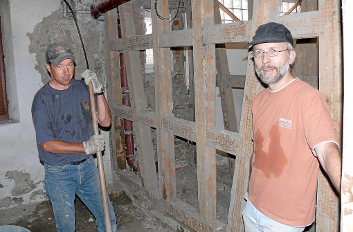 Norbert King (links) und Stephan Knappmann bei der Arbeit im Pfarrhaus. Foto: Sauter Foto: Schwarzwälder-Bote