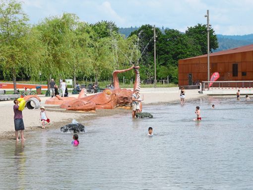 Das Badeverbot im LGS-See haben in den vergangenen Wochen etliche Gäste ignoriert. Nun ist es wieder offiziell erlaubt, sich dort  abzukühlen. Foto: Schabel
