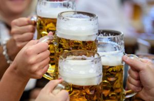 Auch in diesem Jahr steigen die Bierpreise auf dem Cannstatter Volksfest wieder deutlich an. Foto: dpa/Matthias Balk