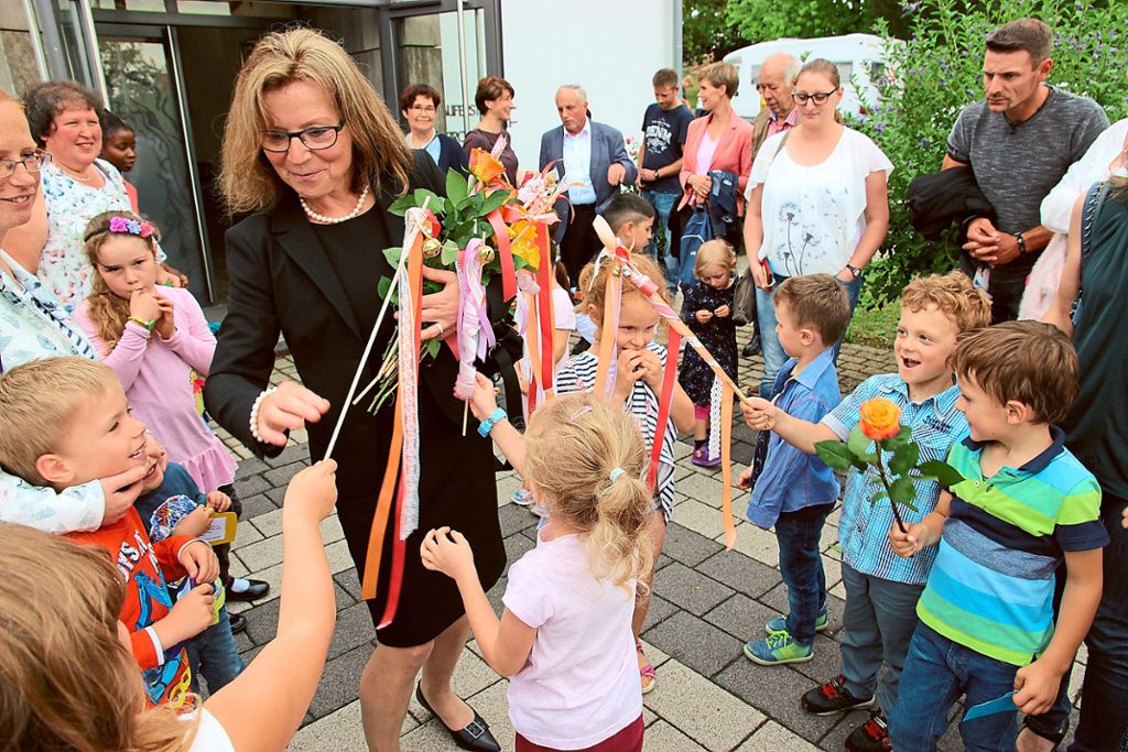 Kaum retten konnte sich Jutta Schmidberger-Saier bei ihrer Verabschiedung in den Ruhestand vor Geschenken, denn ihre Kindergartenkinder hatten sich im Spalier aufgestellt. Fotos: Feinler