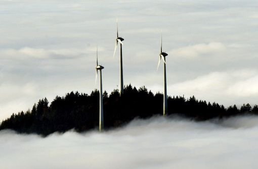 Windkrafträder auf der Kuppe des Rosskopfs bei Freiburg. Auf dem nächsten Bild sehen Sie die Dimensionen des geplanten Windkraftrads in Ingersheim.  Foto: dpa