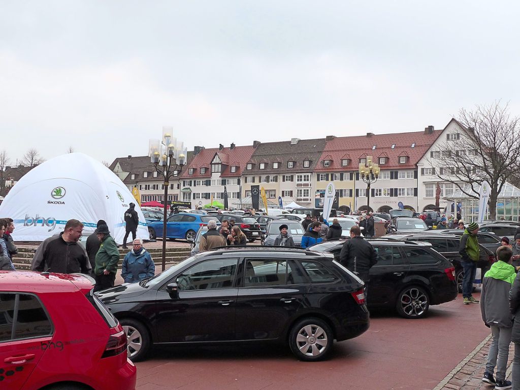 Viele Besucher trotzten dem schlechten Wetter und genossen am Sonntag die Autoschau auf dem Marktplatz in Freudenstadt.