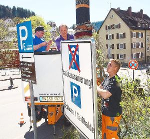Mit großen Schildern will die Stadt auf die Ersatzparkplätze während der Parkhaussanierung hinweisen. Foto: Wegner Foto: Schwarzwälder-Bote