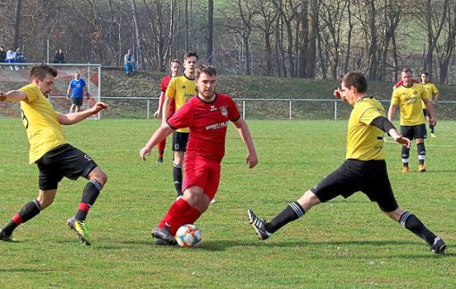 Der TSV Ostelsheim II (am Ball) ist nach dem 2:1-Heimsieg gegen den TSV Neuhengstett II weiterhin Zweiter.  Foto: Kraushaar Foto: Schwarzwälder Bote