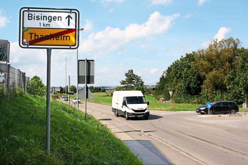 Von Thanheim nach Bisingen: Direkt an der Landesstraße 360 entlang führt ein Teil des Schulweges. Die Gemeinde sieht Gefahren, das Landratsamt nicht.   Foto: Gern