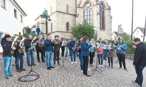 Die Musikkapelle erfreut beim Maifest in Salzstetten die zahlreichen Besucher mit zu Herzen gehenden böhmischen Polkas. Foto: Maier Foto: Schwarzwälder Bote