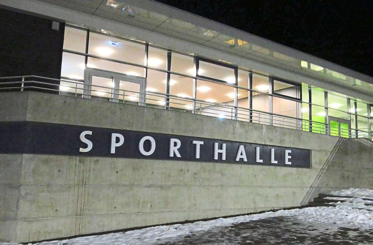 Die neue Sporthalle in Pfalzgrafenweiler. Ab Januar gibt es hier nach Klagen der Vereine wieder warmes Wasser in den Duschen. Foto: Stadler