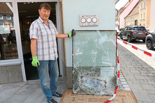 Wenige Stunden nach dem Einbruch in die Auslagen des Juweliergeschäfts Lorang transportiert Glaser Bernd Spadinger die kaputte Scheibe ab. Foto: Wursthorn