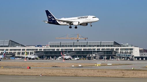 Eine Lufthansa-Maschine landet am Flughafen in Stuttgart. Foto: Bernd Weißbrod/dpa