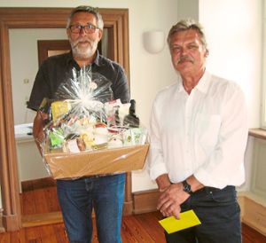 Michael Jacob überreicht Josef Nadj (rechts) zum Abschied einen gut gefüllten Geschenkkorb. Foto: Wagner Foto: Schwarzwälder Bote